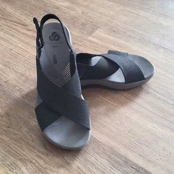 Clarks Cloudsteppers sandals women's 6 black criss-cross adjustable heel strap - Picture 1 of 9